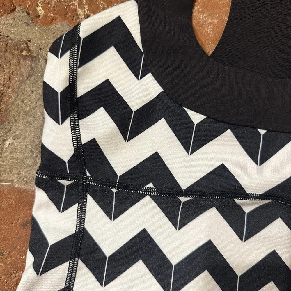 Lululemon Scoop Neck Tank in the "Arrow Chevron Polar Cream Black" pattern sz 6 - Picture 3 of 16